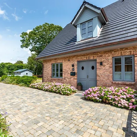 Caras Hus Holiday home *